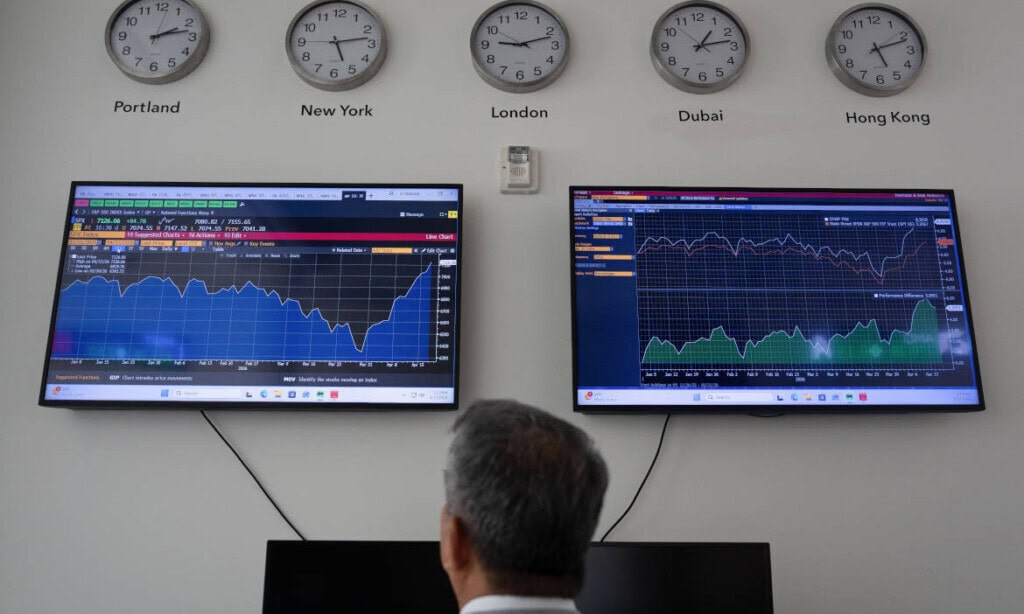Universitätsprofessor Piman Limpaphayom betrachtet auf dem linken Monitor den Aktienindex S&P 500: Er bildet die Vorlage für den nun größten ETF der Welt