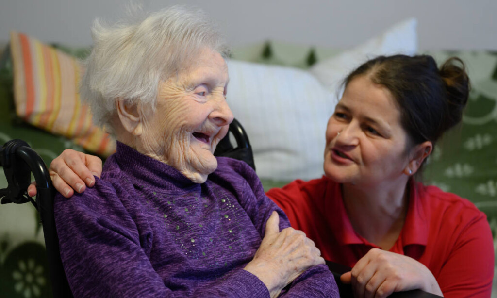 Ilse Neumann (hier mit Pflegerin Juana Leutbecher) war die älteste Frau in Sachsen: Sie starb am 2. Januar 2026 mit 111 Jahren