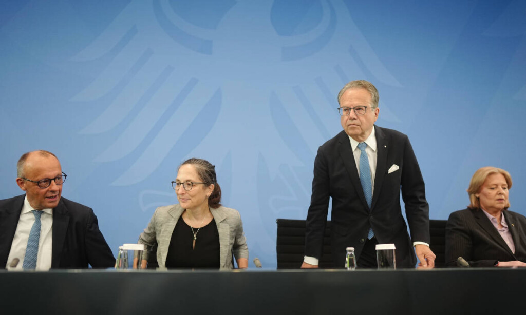 Die Vorsitzenden der Rentenkommission, Constanze Janda (2.v.l.) und Frank-Jürgen Weise (3.v.l.) mit Bundeskanzler Friedrich Merz (CDU) und Arbeits- und Sozialministerin Bärbel Bas (SPD) am 23. Juni: Bericht zur Rentensicherung enthält auch Ideen für die bAV