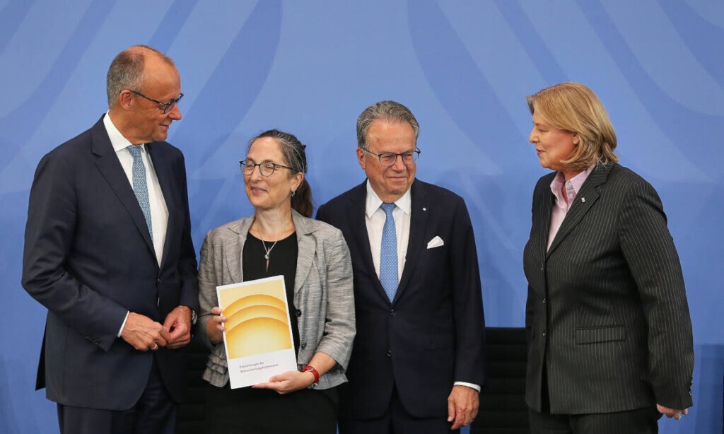 Vertreter der Rentenkommission übergeben der Regierung am 23. Juni 2026 ihren Bericht (v.l.n.r.): Bundeskanzler Friedrich Merz (CDU), Constanze Janda, Frank-Jürgen Weise und Bundesministerin für Arbeit und Soziales Bärbel Bas (SPD)