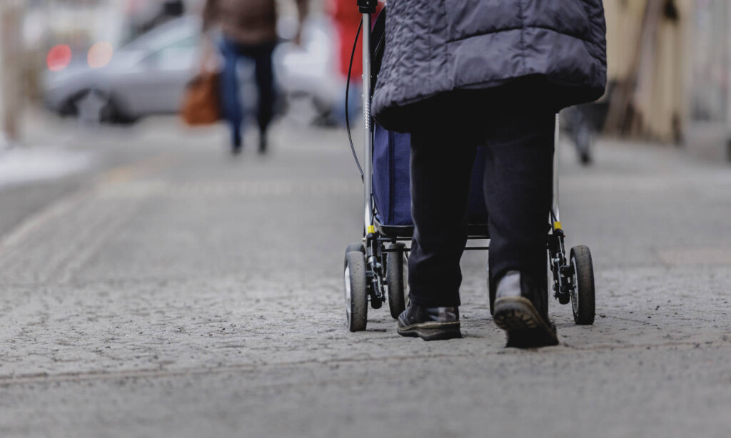 Ältere Person mit Rollator in Berlin: Gute Hausratversicherungen sollten geklaute Gehhilfen mit abdecken