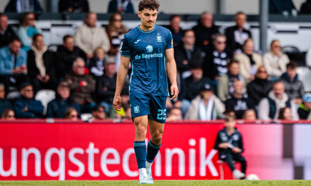 Fußballer Sean Dulic vom TSV 1860 München mit Schriftzug der Bayerischen auf der Brust: Sponsor-Vertrag gekündigt