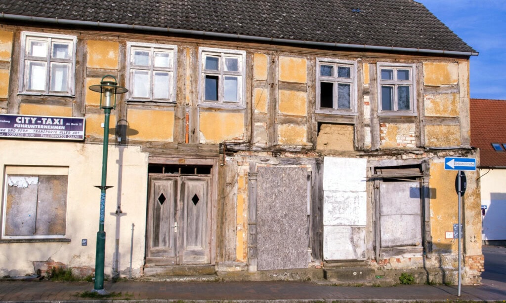 Verfallenes Wohn- und Geschäftshaus im Landkreis Vorpommern-Greifswald: In ländlichen Regionen könnte der Leerstand von Immobilien weiter steigen