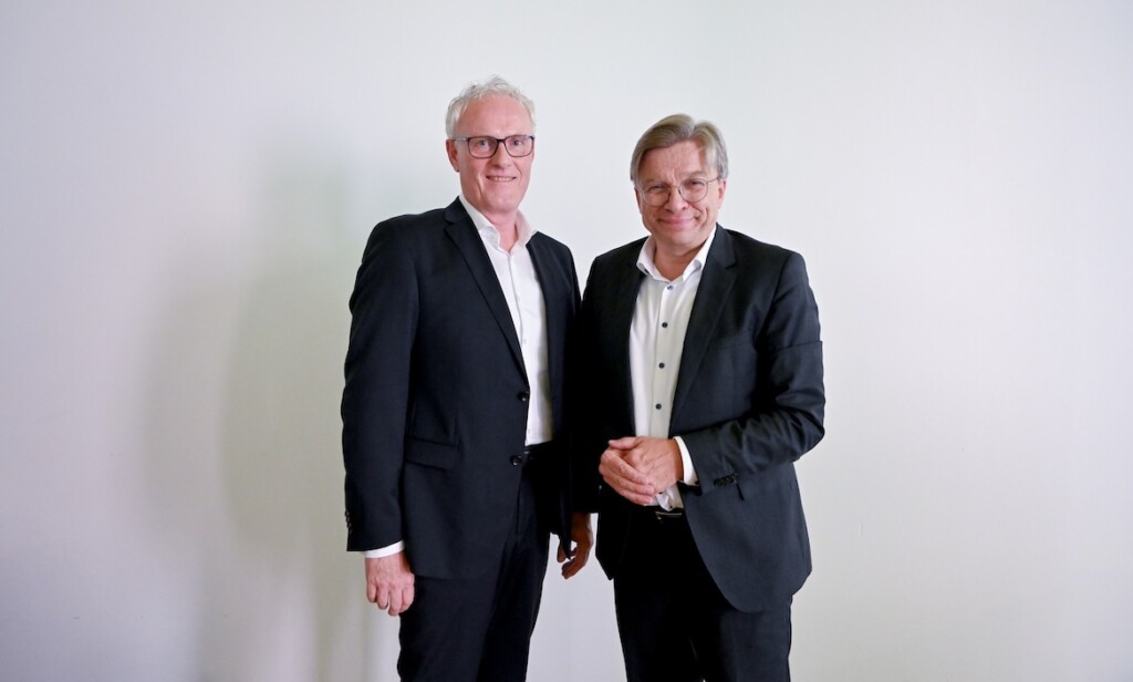 Ulrich Neumann (Vorstand Charta, links) und Hartmut Goebel (Vorstand Germanbroker.net).