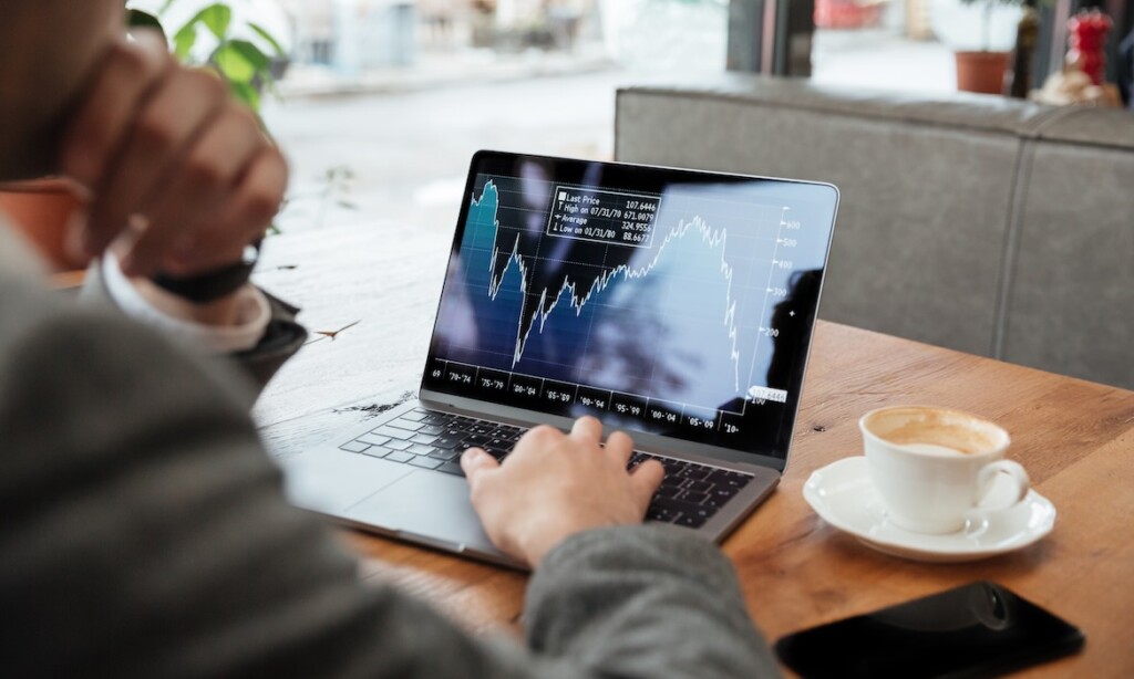 Cash oder Aktien? Zu den Renditezielen der Deutschen passen eher Aktien, Fonds & Co.