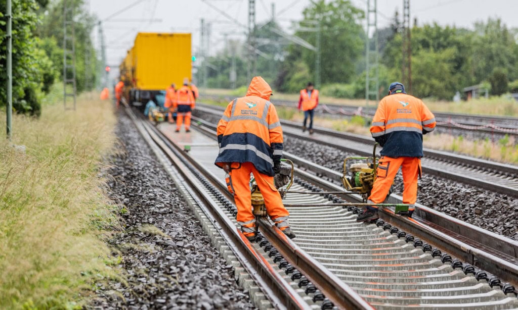 Beschäftigte arbeiten an Gleisen: Die DEVK wurde vor über 140 Jahren von Eisenbahnern gegründet. Wie viele von ihnen wollen heute die Betriebsrente