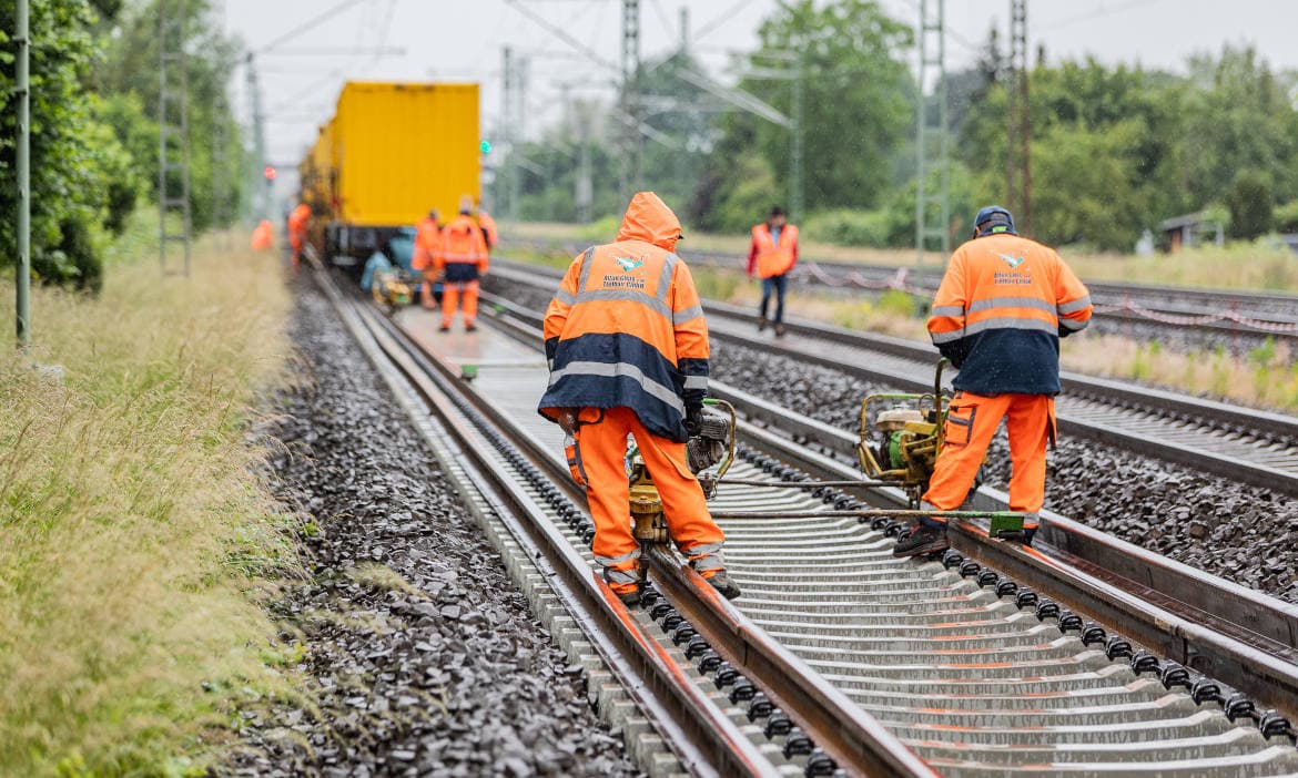 Beschäftigte arbeiten an Gleisen: Die DEVK wurde vor über 140 Jahren von Eisenbahnern gegründet. Wie viele von ihnen wollen heute die Betriebsrente