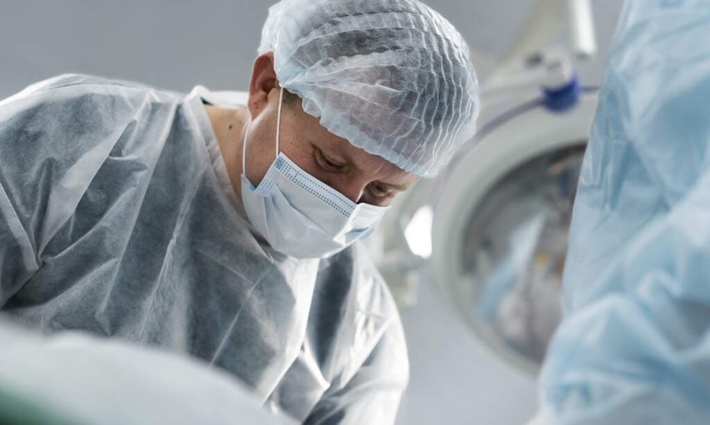 Ärzte im OP-Saal: Die Mehrheit der Deutschen will selbst entscheiden, welches Krankenversicherungssystem sie nutzen wollen.