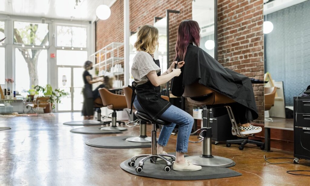 Friseurbetrieb: Der GDV hat ein bAV-Basisprodukt vorgeschlagen, das gerade in kleineren Unternehmen zum Einsatz kommen soll.