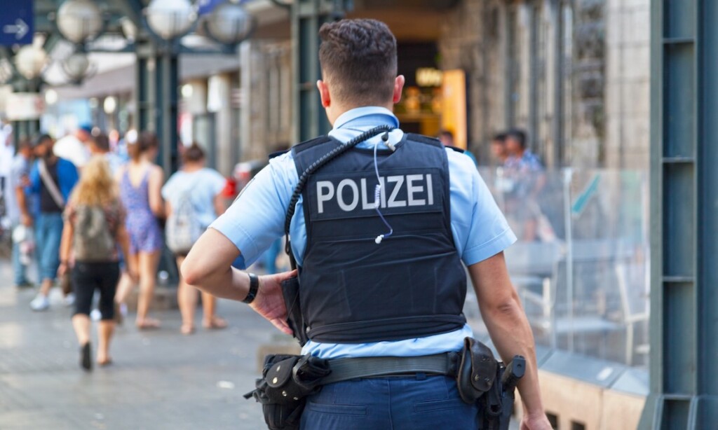 Polizist auf Streife: Für Beamtenanwärter hat die LKH einen neuen Beihilfe-Tarif im Angebot.