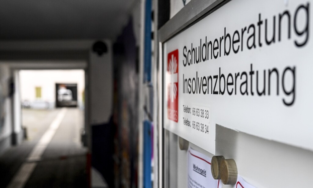 Eine Schuldnerberatung in Berlin: Erkrankung, Unfall, aber auch eine Scheidung kann zur Verschuldung führen.