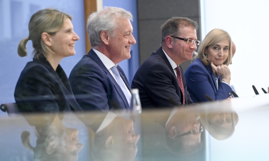 Gesundheitsministerin Nina Warken (ganz rechts) mit den Experten der Finanzkommission Gesundheit (v.l.n.r.): Leonie Sundmacher, Professorin für Gesundheitsökonomie TU München, Ferdinand Gerlach, Professor für Allgemeinmedizin Uni Frankfurt, Wolfgang Greiner, Professor für Gesundheitsökonomie Uni Bielefeld.