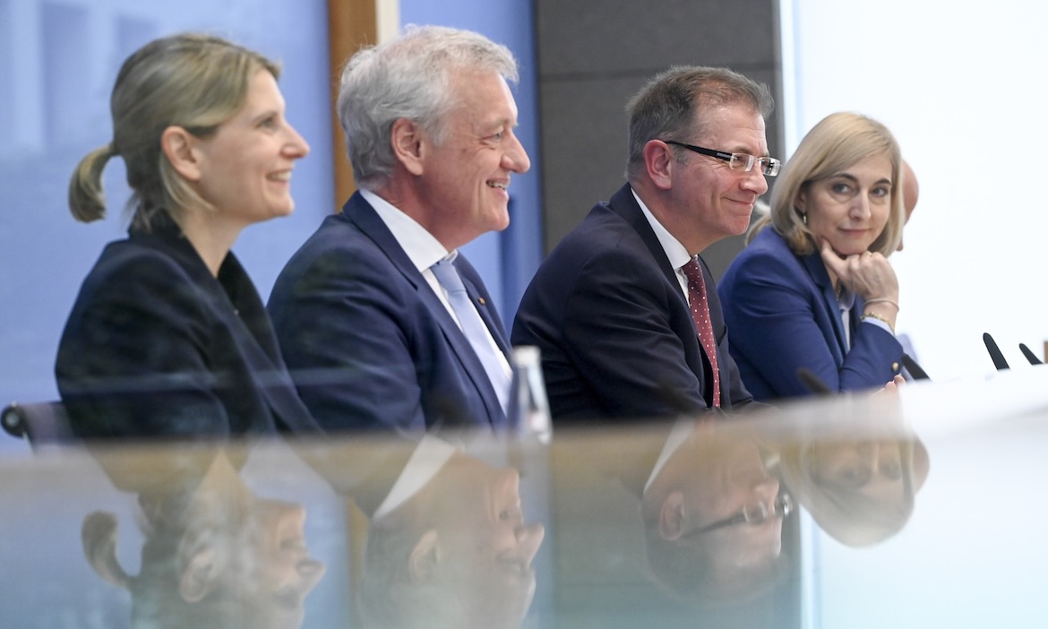 Gesundheitsministerin Nina Warken (ganz rechts) mit den Experten der Finanzkommission Gesundheit (v.l.n.r.): Leonie Sundmacher, Professorin für Gesundheitsökonomie TU München, Ferdinand Gerlach, Professor für Allgemeinmedizin Uni Frankfurt, Wolfgang Greiner, Professor für Gesundheitsökonomie Uni Bielefeld.