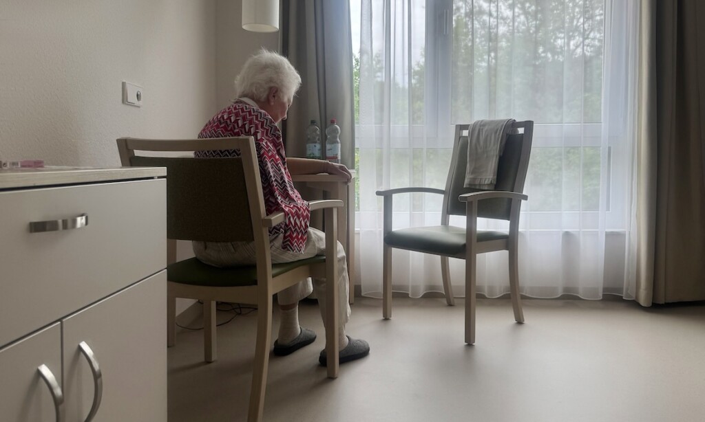 Seniorin im Pflegeheim: Der durchschnittliche Eigenanteil ist erneut gestiegen.
