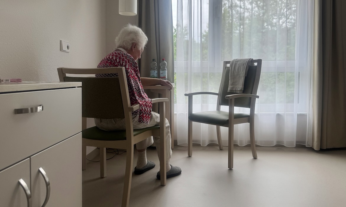 Seniorin im Pflegeheim: Der durchschnittliche Eigenanteil ist erneut gestiegen.