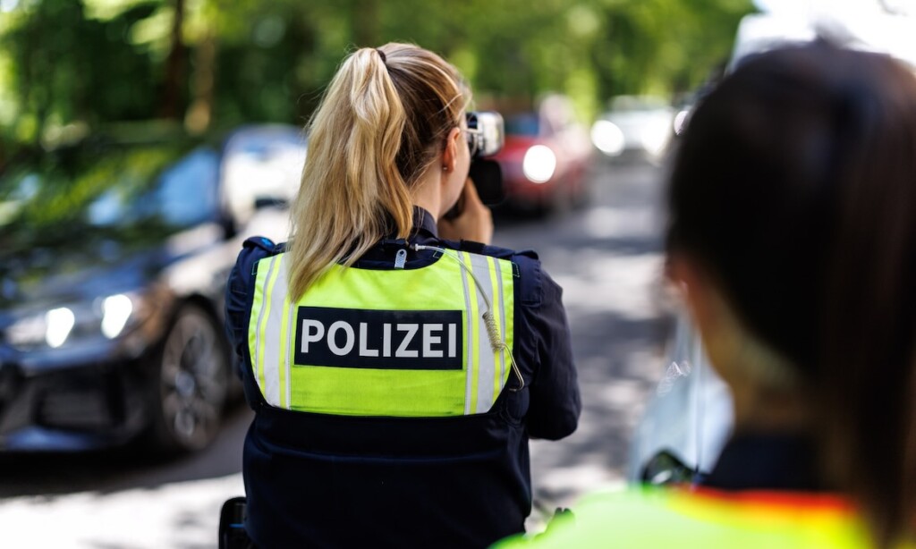Polizistin im Dienst: Die Absicherung von Beamtinnen und Beamten ist nicht unkomplex.