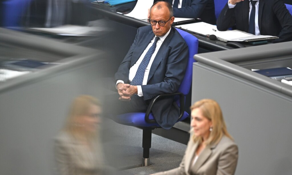 Gesundheitsministerin Nina Warken verteidigt am Freitag im Bundestag unter den Augen von Bundeskanzler Friedrich Merz ihr GKV-Beitragsstabilisierungsgesetz.