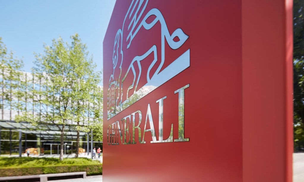 Generali Logo auf rotem Hintergrund vor moderner Gebäudefassade.