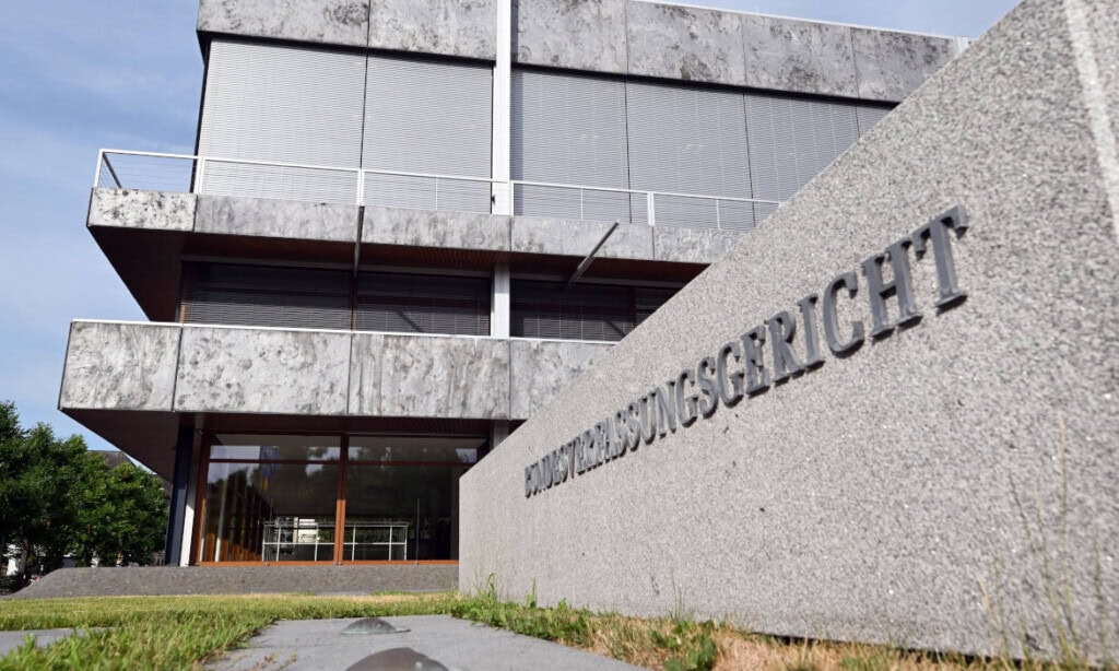 Gerichtsbauten mit dem Schriftzug "Bundesverfassungsgericht" in Deutschland.