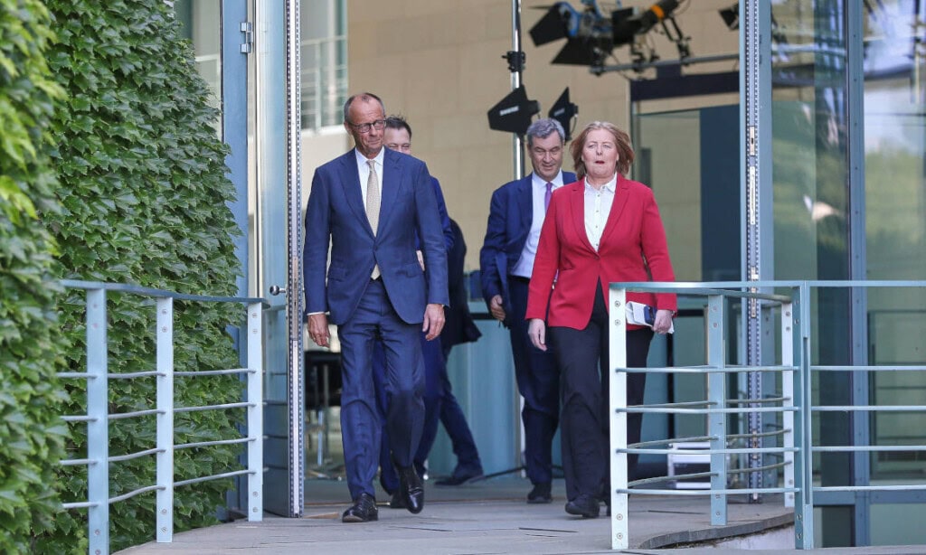 Koalitionäre wollen telefonische Krankschreibung abschaffen (von links): Bundeskanzler Friedrich Merz (CDU), Finanzminister Lars Klingbeil (SPD), Bayerns Ministerpräsident Markus Söder (CSU), Arbeits- und Sozialministerin Bärbel Bas (SPD)