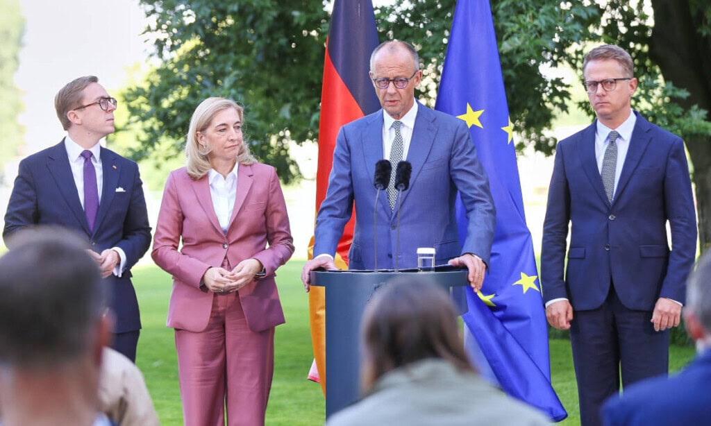 Bundeskanzler Friedrich Merz (am Mikrofon) verkündet am 24. Juli 2026, dass Carsten Linnemann (rechts) den Posten als Gesundheitsminister von Nina Warken (2.v.l.) übernimmt. Philipp Amthor (links) soll im Kanzleramt die Zusammenarbeit zwischen und Bund Ländern steuern. Alle vier sind in der CDU.