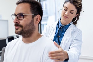 Ärztin impft Patient in einem modernen medizinischen Umfeld.