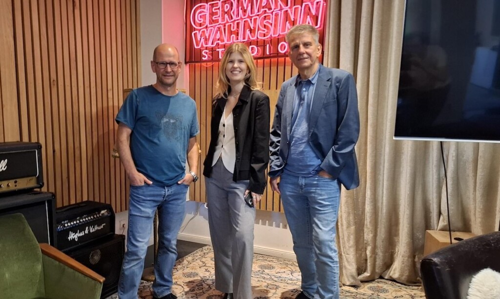 Fiona Schwesig und Mario Bartosch (re.) sprachen mit Pfeffi-Redakteur Andreas Harms im Studio unseres Podcast-Dienstleisters German Wahnsinn über die bAV-Beratung.