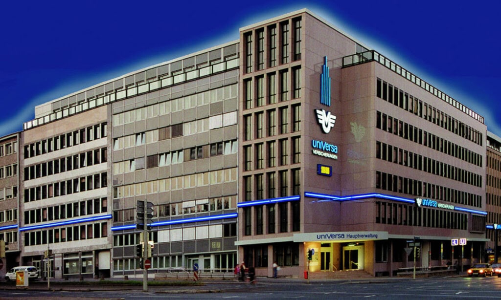 Moderne Universa Zentrale in Berlin bei Nacht.