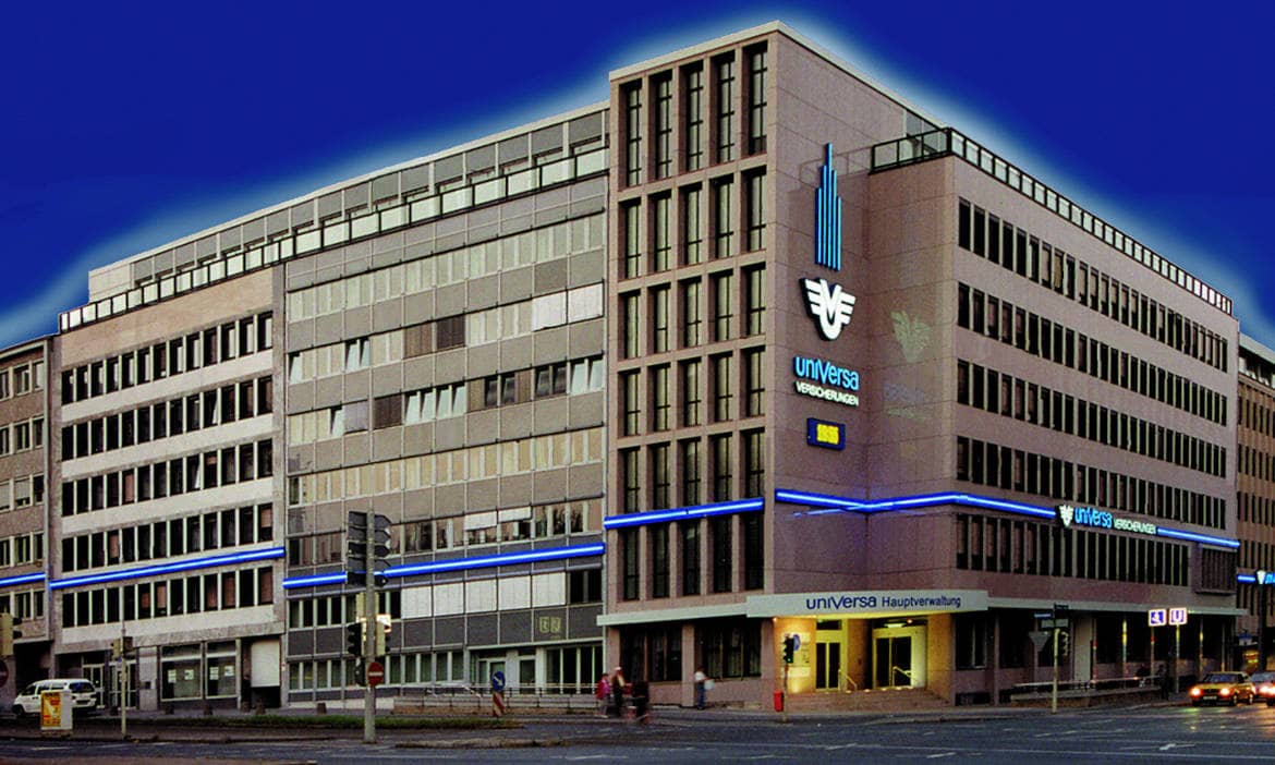 Moderne Universa Zentrale in Berlin bei Nacht.