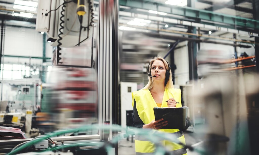 Arbeiterin in einer Fabrik: Das Geschäft mit Gewerbekunden empfinden Vermittlerinnen und Vermittler als zunehmend schwierig.