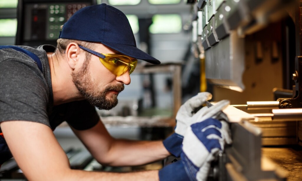 Arbeiter an einer Metallbearbeitungsmaschine: 16 Versicherer erreichen im diesjährigen bAV-Kompetenzrating des IVFP die Bestnote.