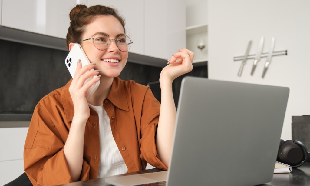 Zufriedene Kundin am Telefon: Der KI-Telefonassistent fonio nimmt Maklern Routine-Aufgaben ab.