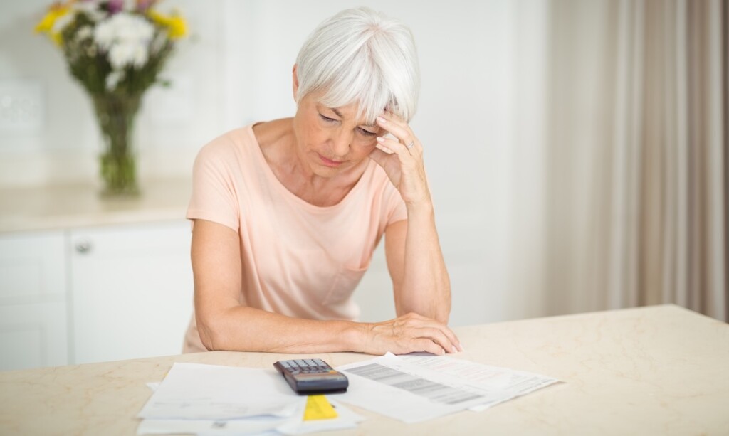 Seniorin macht sich Sorgen ums Geld: Viele jüngere Frauen sorgen nicht zusätzlich fürs Alter vor. Das kann sich später rächen.