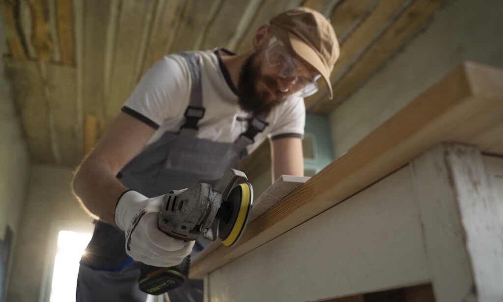 Handwerker bei der Arbeit: Im Segment Handwerk hat sich die Barmenia-Gothaer mit ihrem neuen Betriebshaftpflicht-Tarif auf Platz 1 im Rating vorgeschoben.
