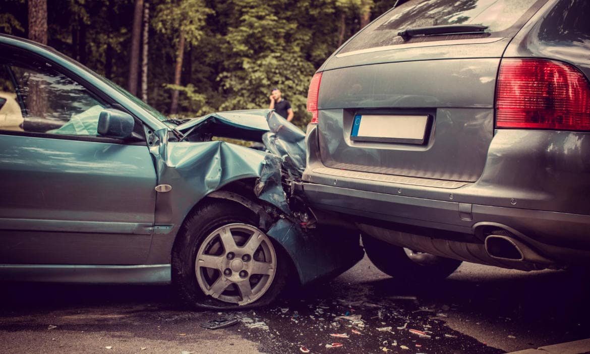 Unfall mit beschädigten Autos nach Kollision auf der Straße.