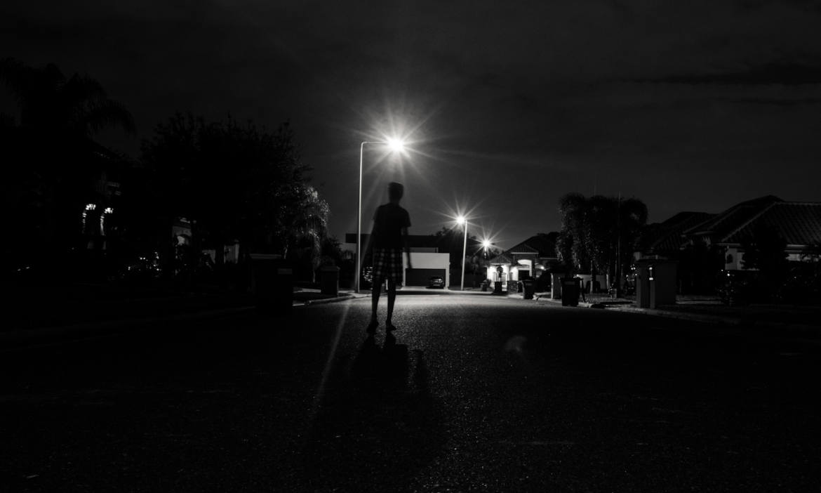 Schwaches Licht in der Nacht: Ein Urteil befasst sich mit einer beleuchteten Einfahrt, ein weiteres mit einem unbeleuchteten Weg zur Schule
