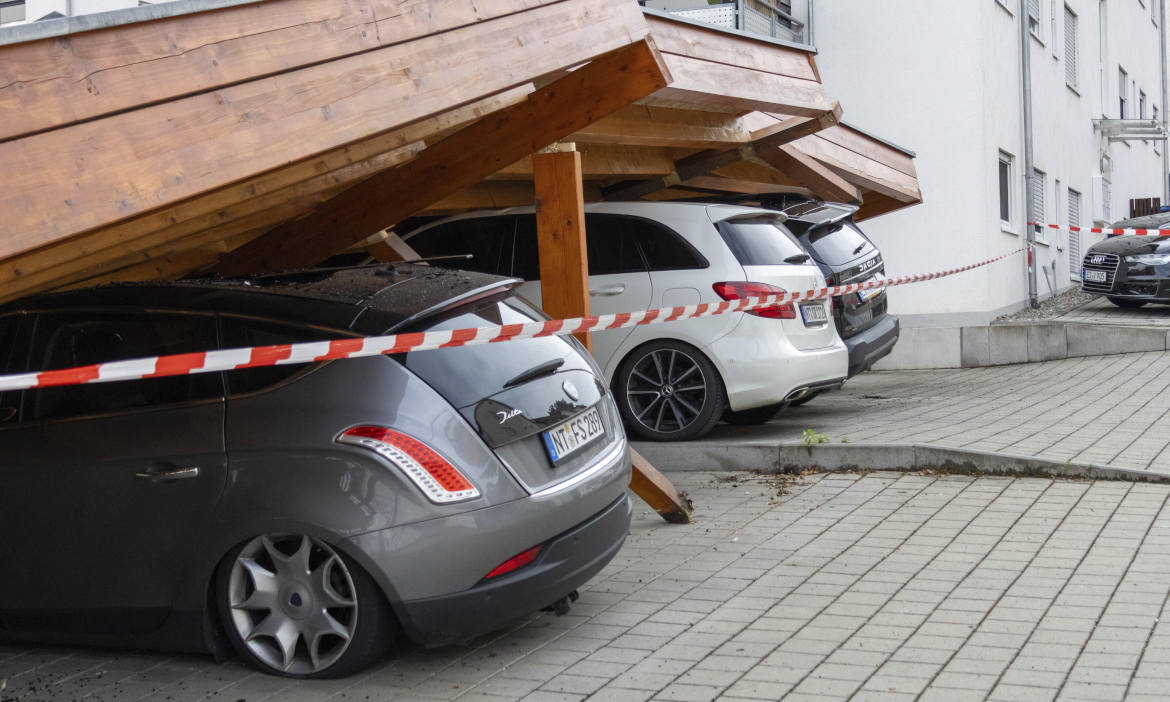Kaputte Autos nach Unwetter in Pliezhausen (Baden-Württemberg): Gleichwohl ist die Belastung aus Hagel und anderen Elementarschäden für die KFZ-Versicherung gesunken