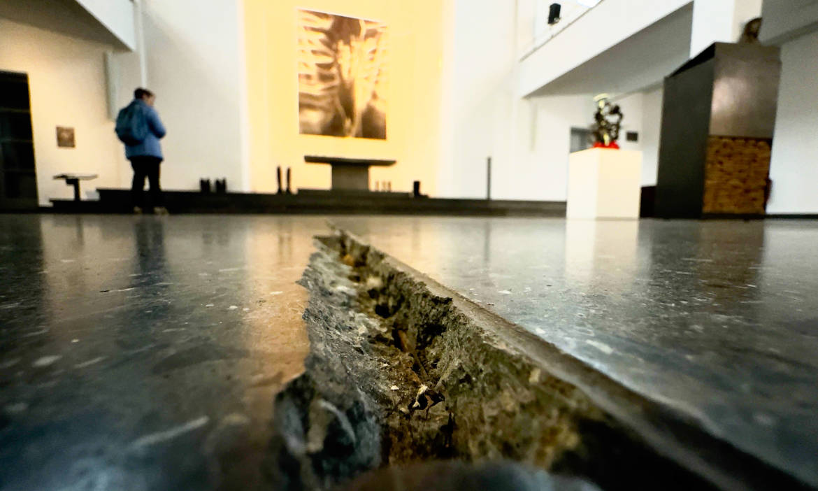 Risse im Boden der St. Matthäus-Kirche in Berlin, entstanden durch Bauarbeiten im benachbarten Museum Berlin Modern