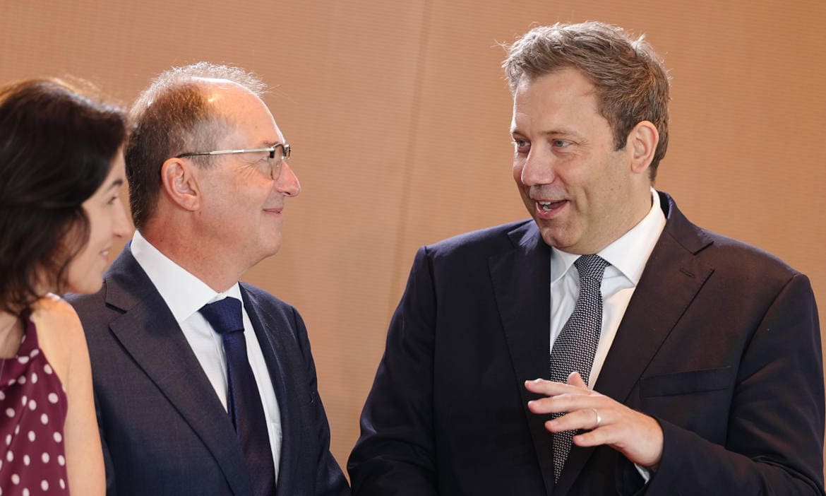 Bundesfinanzminister Lars Klingbeil (rechts, SPD) mit Forschungsministerin Dorothee Bär (CSU) und Innenminister Alexander Dobrindt (CSU) auf der Bundeskabinettsitzung am 12. August 2026: Gesetzentwurf zur Frühstartrente beschlossen
