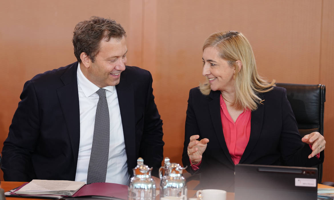 Finanzminister Lars Klingbeil (SPD) und Ex-Gesundheitsministerin Nina Warken (CDU): Sie hatte vor der Sommerpause das Konzept für die Pflegereform vorgelegt, er hatte jetzt dazu eine Idee