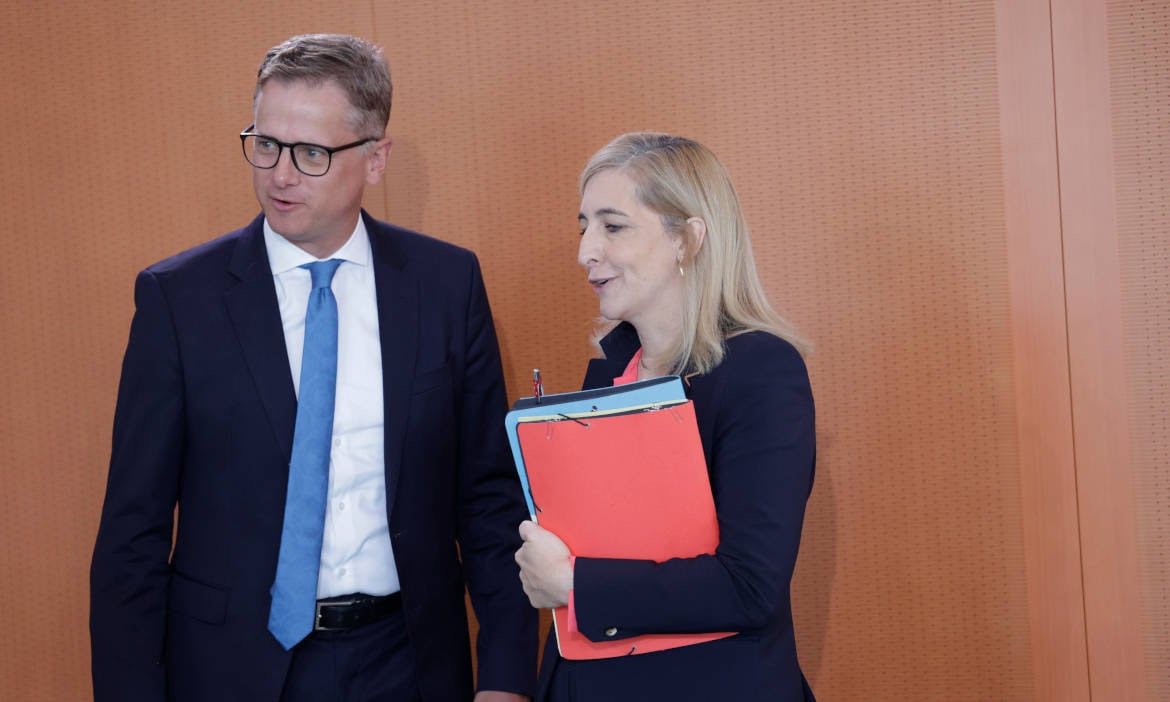 Der neue Gesundheitsminister Carsten Linnemann mit Vorgängerin Nina Warken (beide CDU): Veränderte Pläne zur Pflegereform