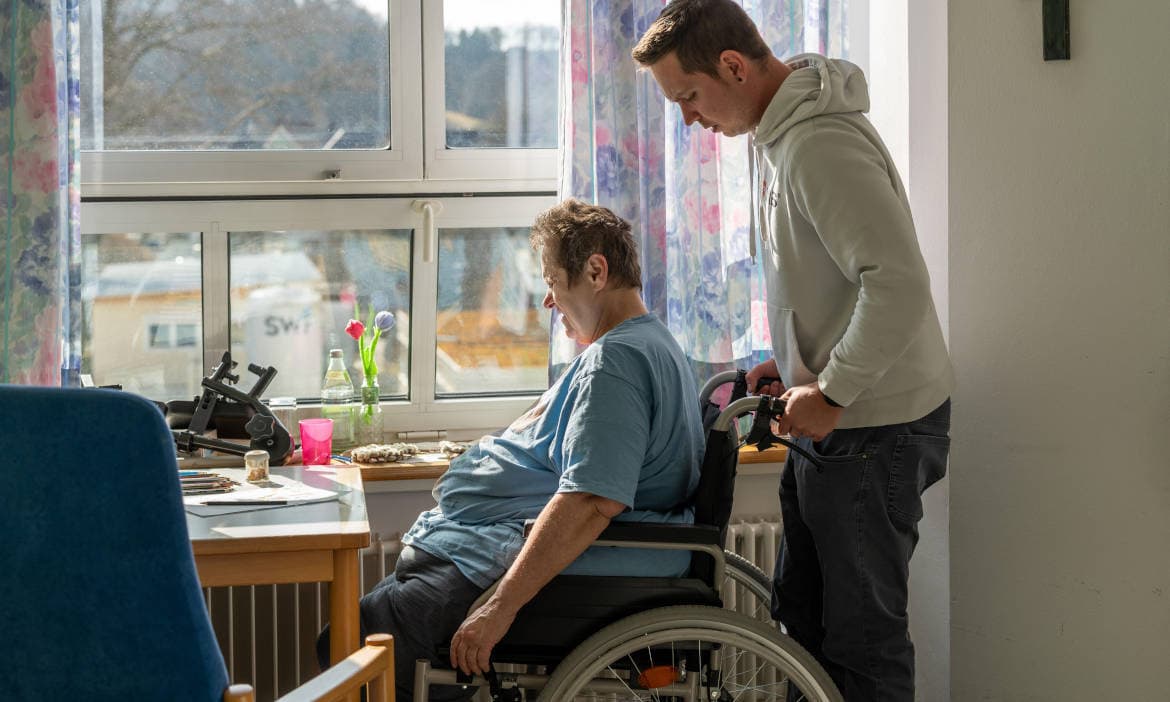 Pfleger betreut einen Patienten im Rollstuhl in einer Pflegeeinrichtung: Ab Oktober wird das Geld in der Pflegeversicherung knapp