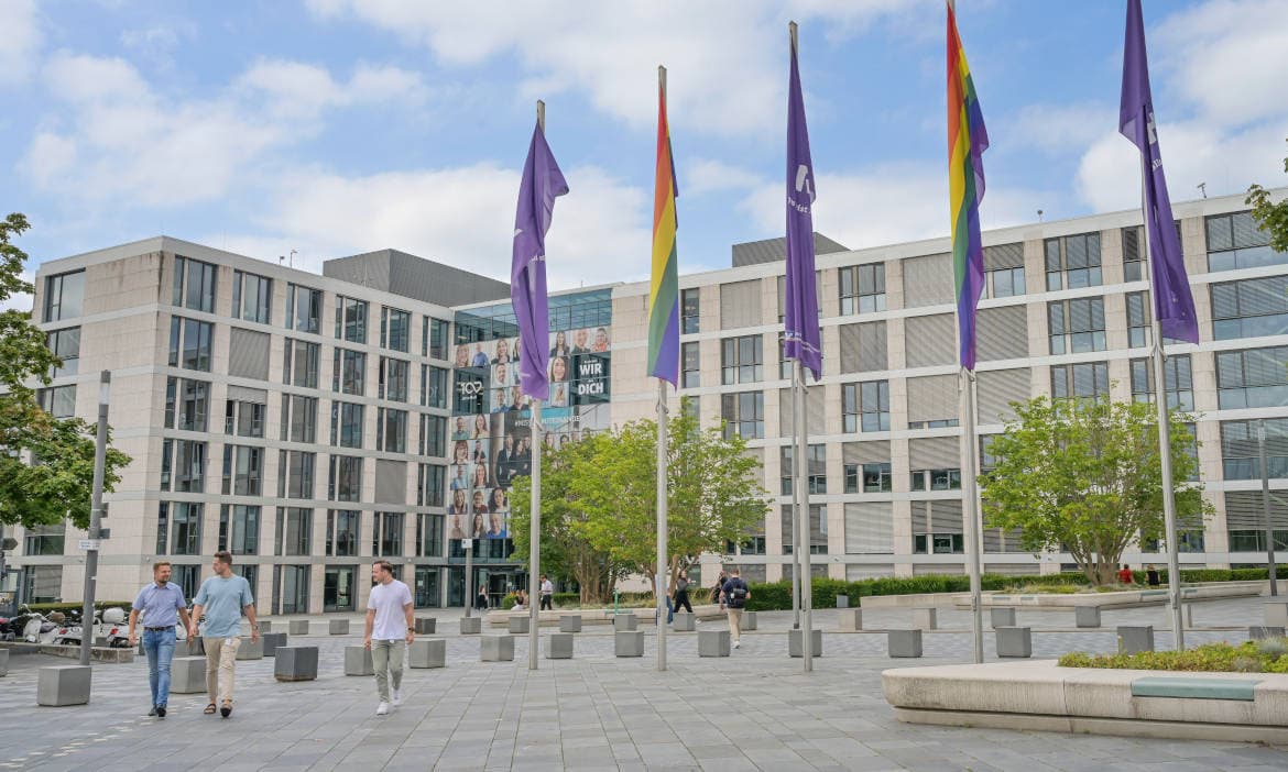 Zentrale der R+V Versicherung in Wiesbaden: Condor bleibt im Konzern