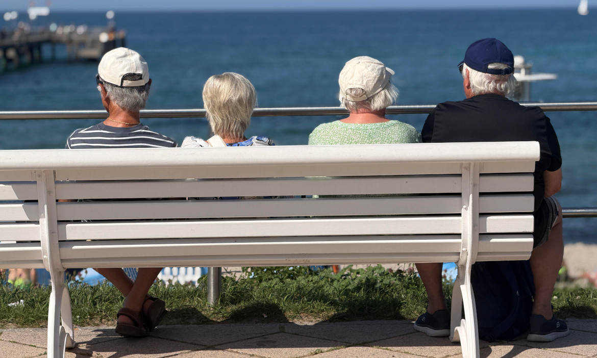 Rentner blicken auf die Ostsee bei Kühlungsborn: Die Steuerlast steigt