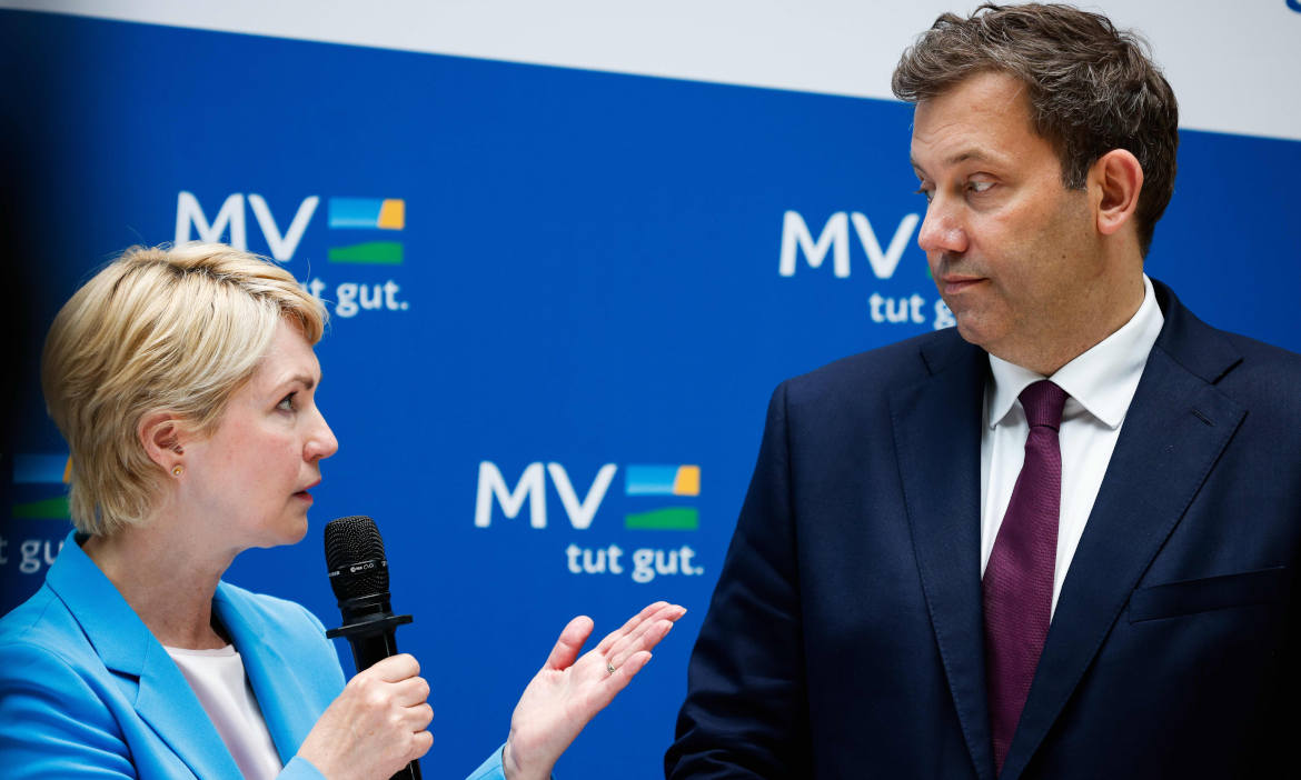 Manuela Schwesig, Ministerpräsidentin von Mecklenburg-Vorpommern, und Finanzminister und Vizekanzler Lars Klingbeil (beide SPD) blicken auf überstandene Krebserkrankungen zurück. Nun fordert die Partei, dass das in Verträgen nach bestimmter Frist nicht mehr angegeben werden muss