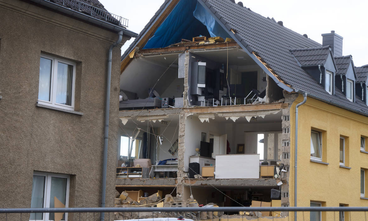 Weggerissene Häuserfassade im Westerwald (Rheinland-Pfalz): Ob und wie viel die Wohngebäuderversicherung zahlt, hängt an Details