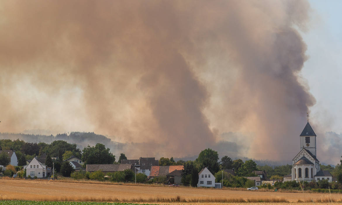 Der Brand im Hürtgenwald (Kreis Düren in Nordrhein-Westfalen) breitet sich hinter der Ortschaft Birgel aus