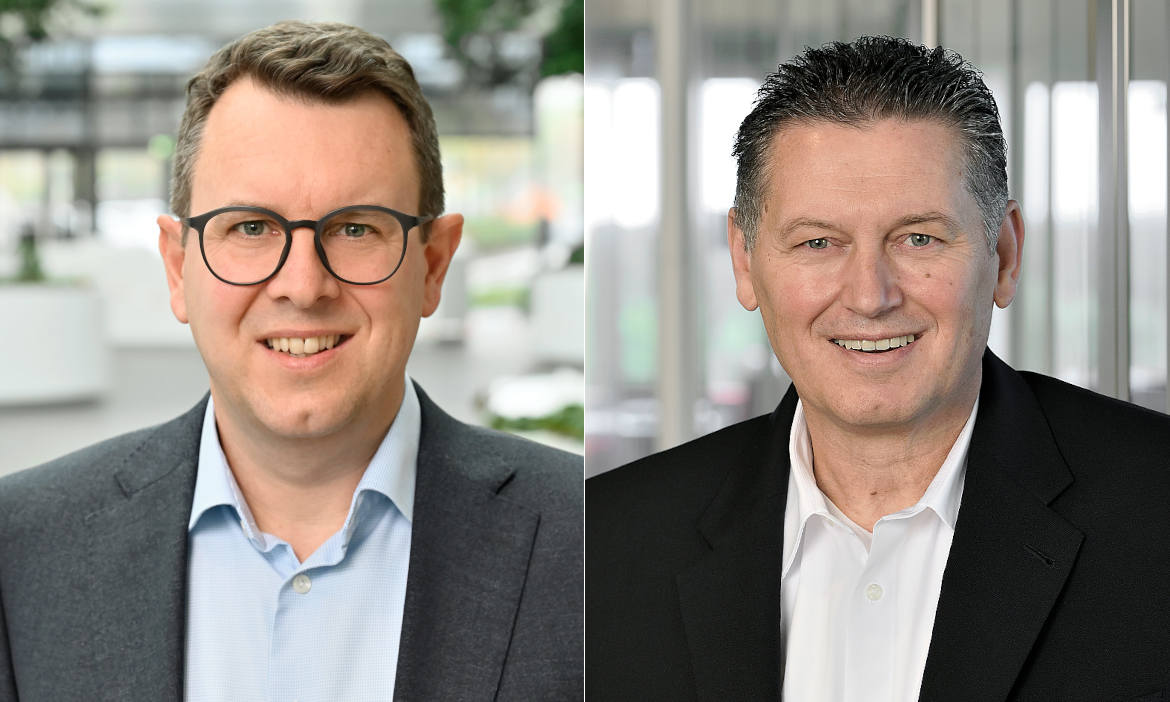 Oliver Schmid (rechts), scheidender Finanzvorstand der HDI International, gibt seine Aufgaben an Martin Weldi ab