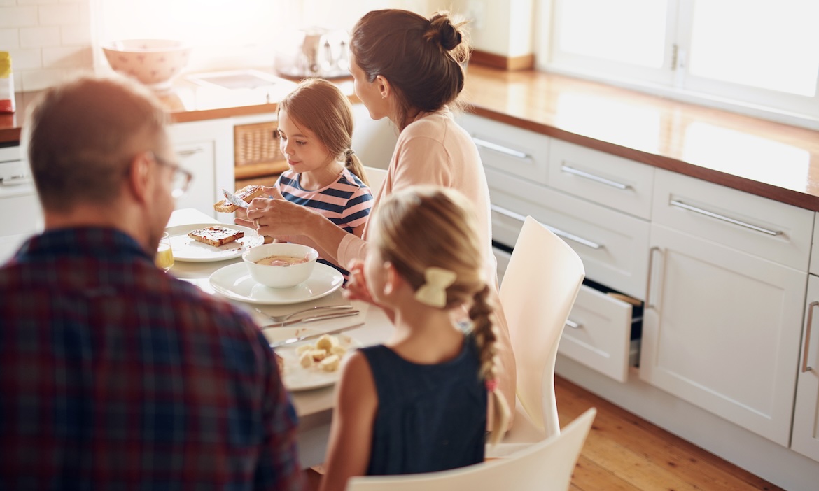 Familie am Frühstückstisch: Die Huk-Coburg ist der Versicherungssieger in der Studie „Die Besten für Familien“.