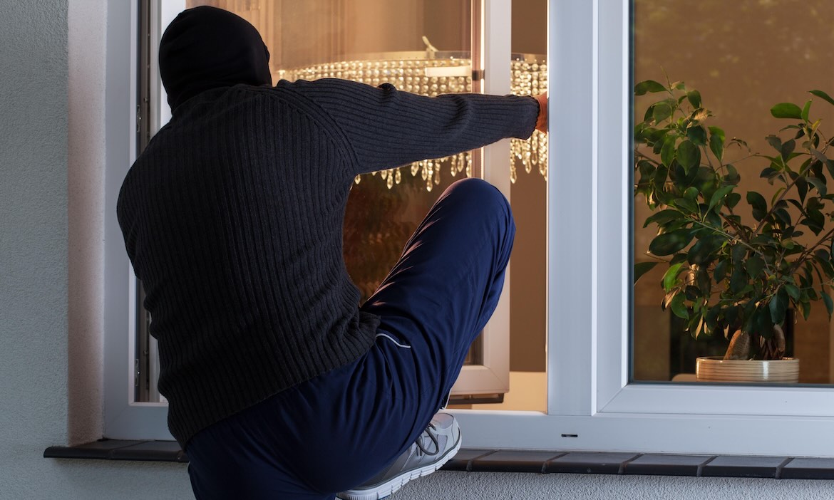 Einstieg durchs Fenster: Im Ruhrgebiet ist das Einbruchsrisiko aktuell am höchsten. Das verteuert auch die Hausratversicherung.